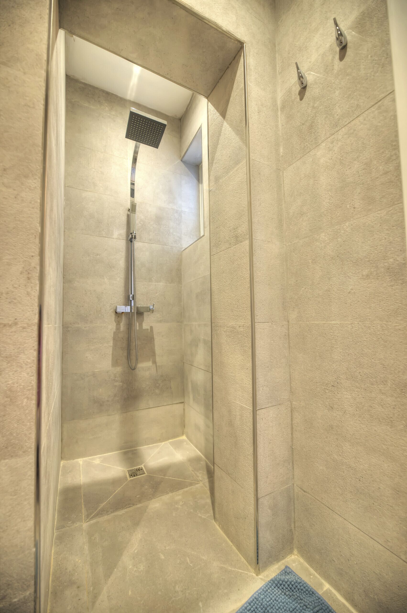 Douche, sèche-cheveux, serviettes fournies