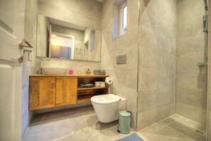 Dusche, Haartrockner, Handtücher