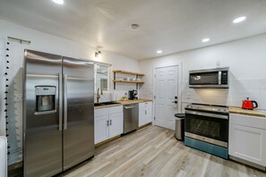 Frigorífico, microondas, horno y placa de cocina