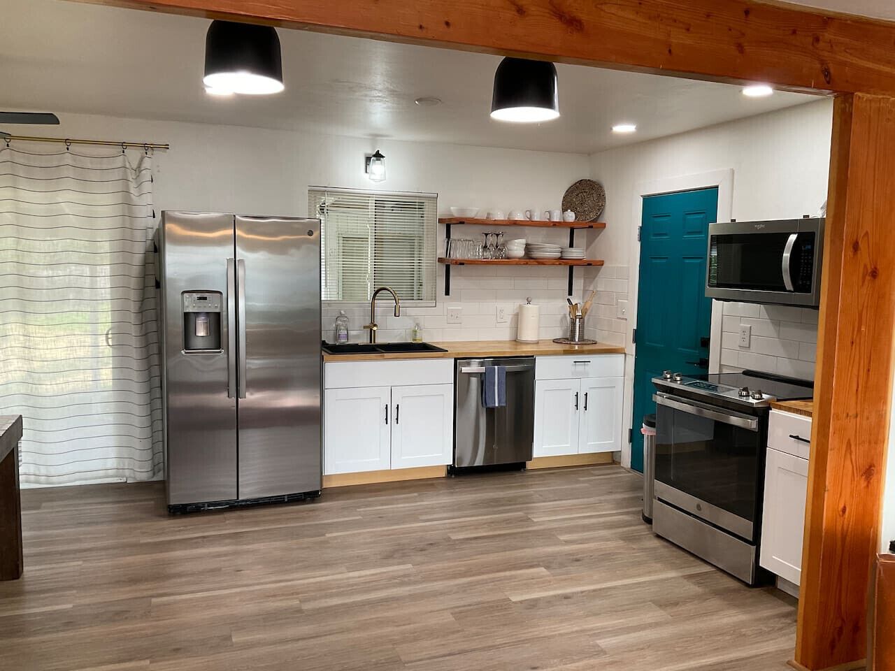 Kylskåp, mikrovågsugn, ugn och spishäll