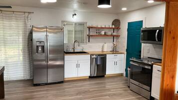 Kylskåp, mikrovågsugn, ugn och spishäll