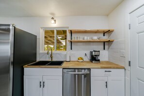 雪櫃、微波爐、焗爐、爐具