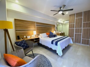 1 habitación, caja de seguridad en la habitación y escritorio 