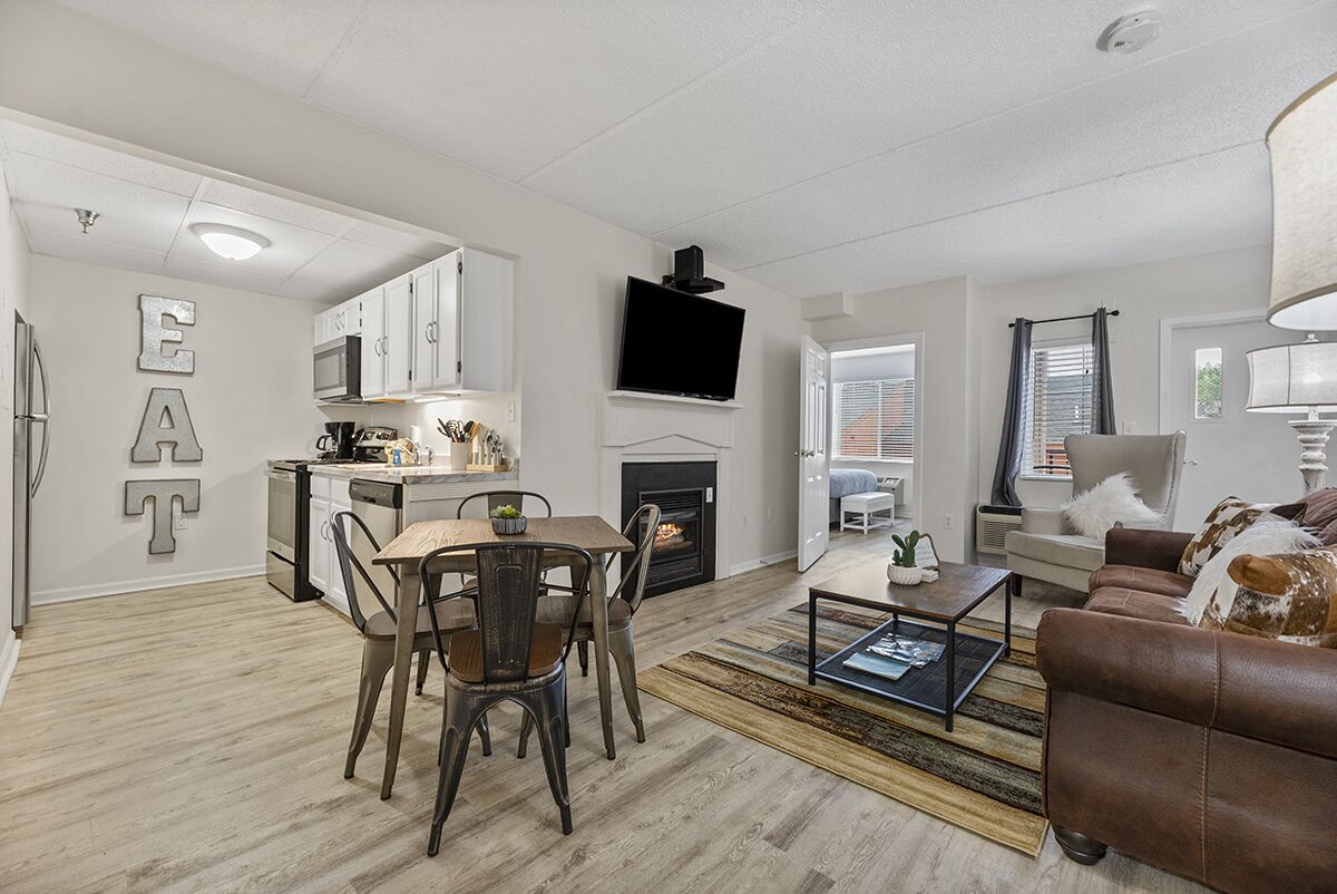 10-Minutes Walk To Gatlinburg Main Attractions W/ Indoor Pool, Hot Tub & Balcony