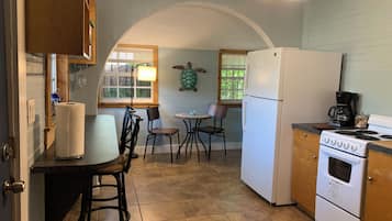 Réfrigérateur, four, plaque de cuisson, cafetiÚre/bouilloire