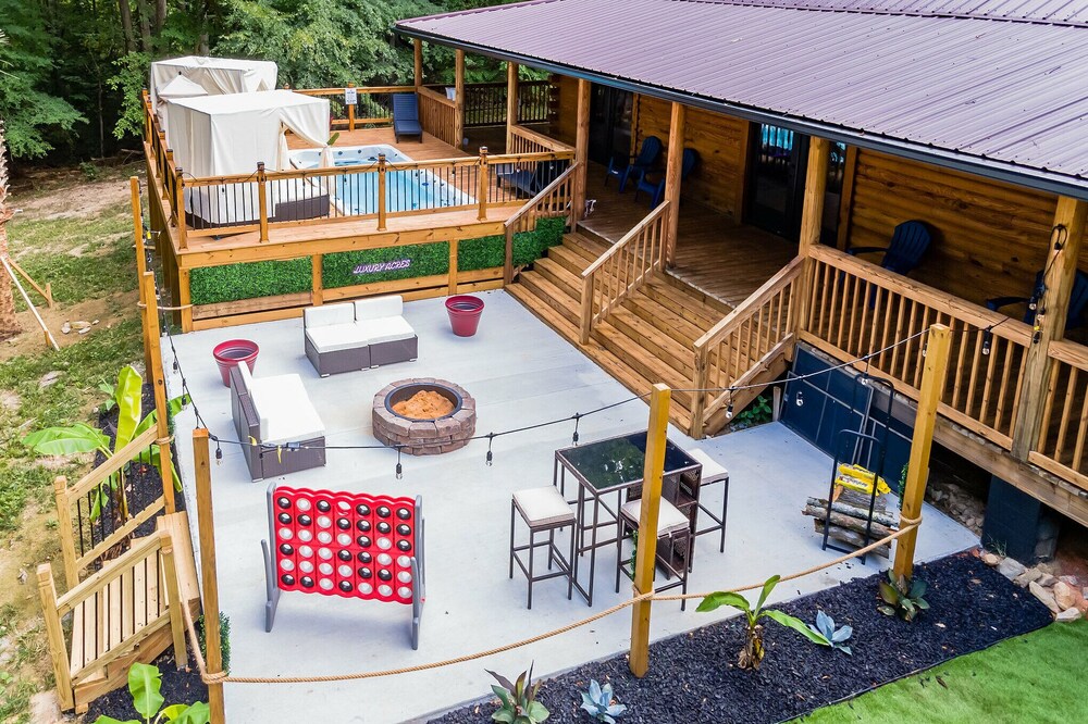 Cozy modern Log Cabin, Private Pool, Acres