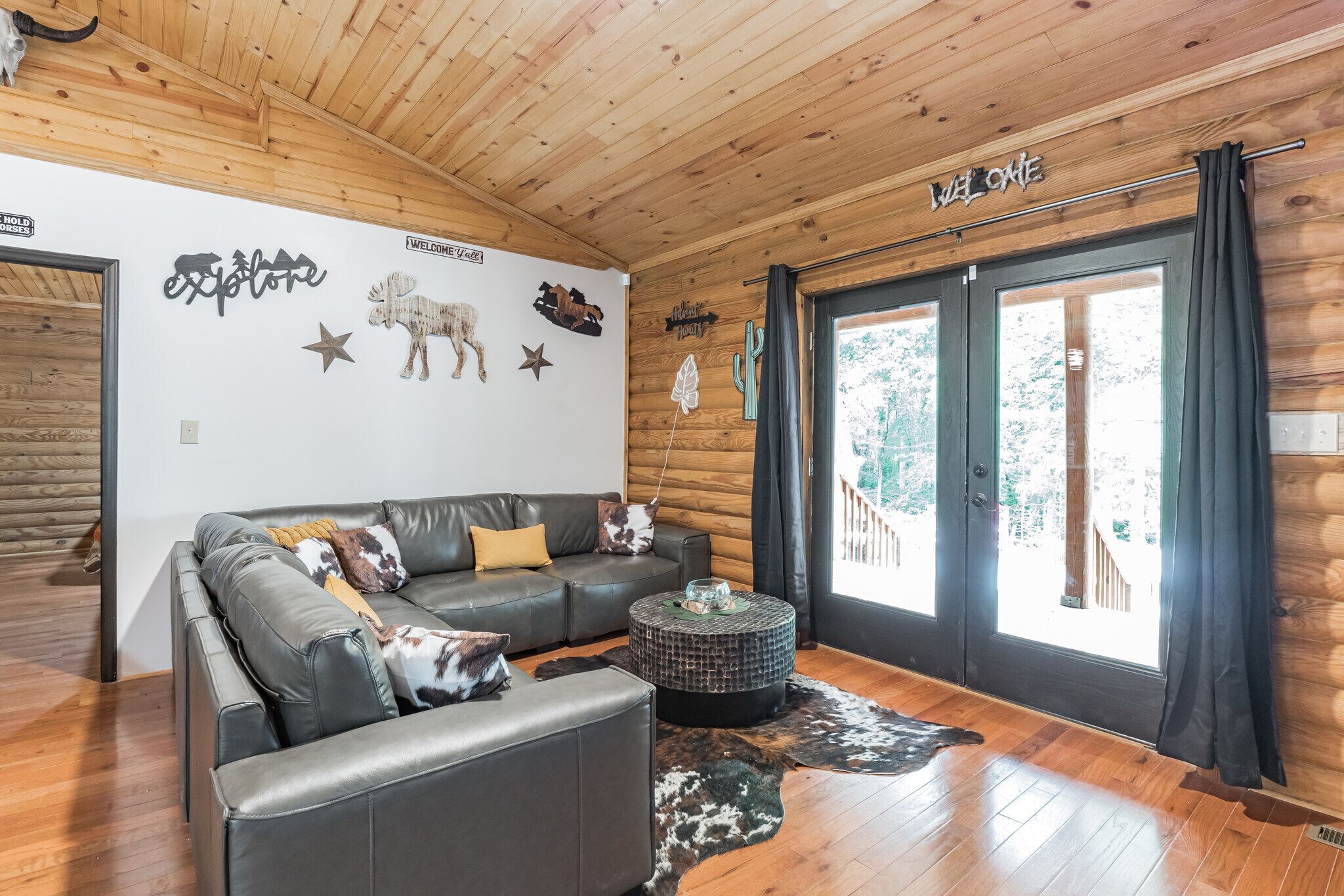 Cozy modern Log Cabin, Private Pool, Acres