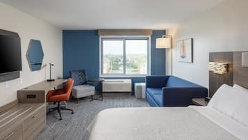 Pengeskab på værelset, skrivebord, lydisolering, strygejern/strygebræt