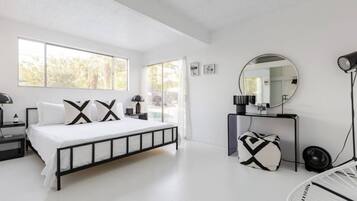 3 habitaciones, escritorio y tabla de planchar con plancha