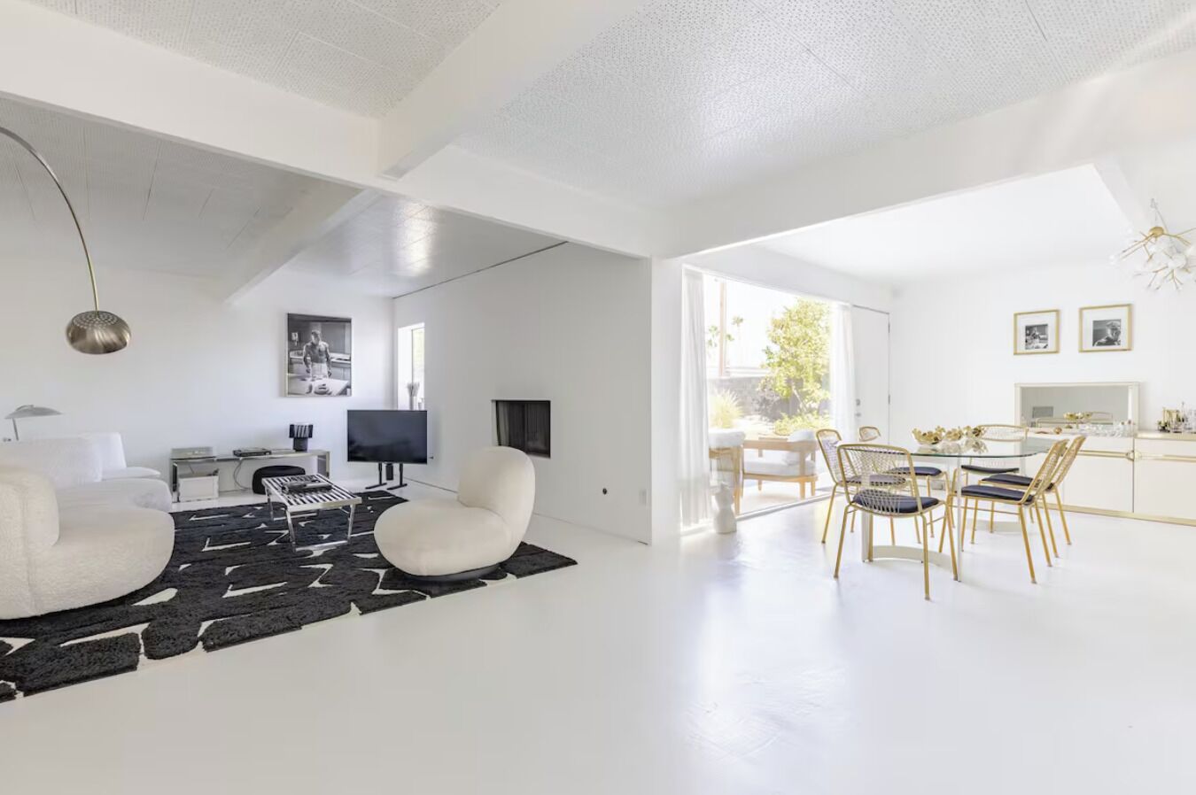 Smart-tv, eldstad, böcker och en stereo