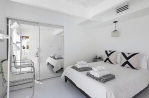 3 habitaciones, escritorio y tabla de planchar con plancha