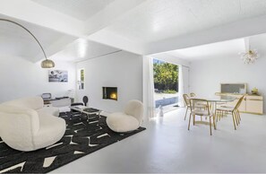 Smart TV, fireplace, books, stereo
