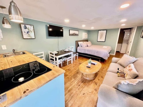 WiFi, bed sheets. East Carolina Cabin - Pet Friendly