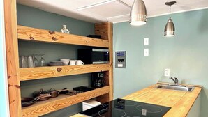 Kaffetrakter/tekoker, mikrobølgeovn, kokeplater og kjøkkenutstyr