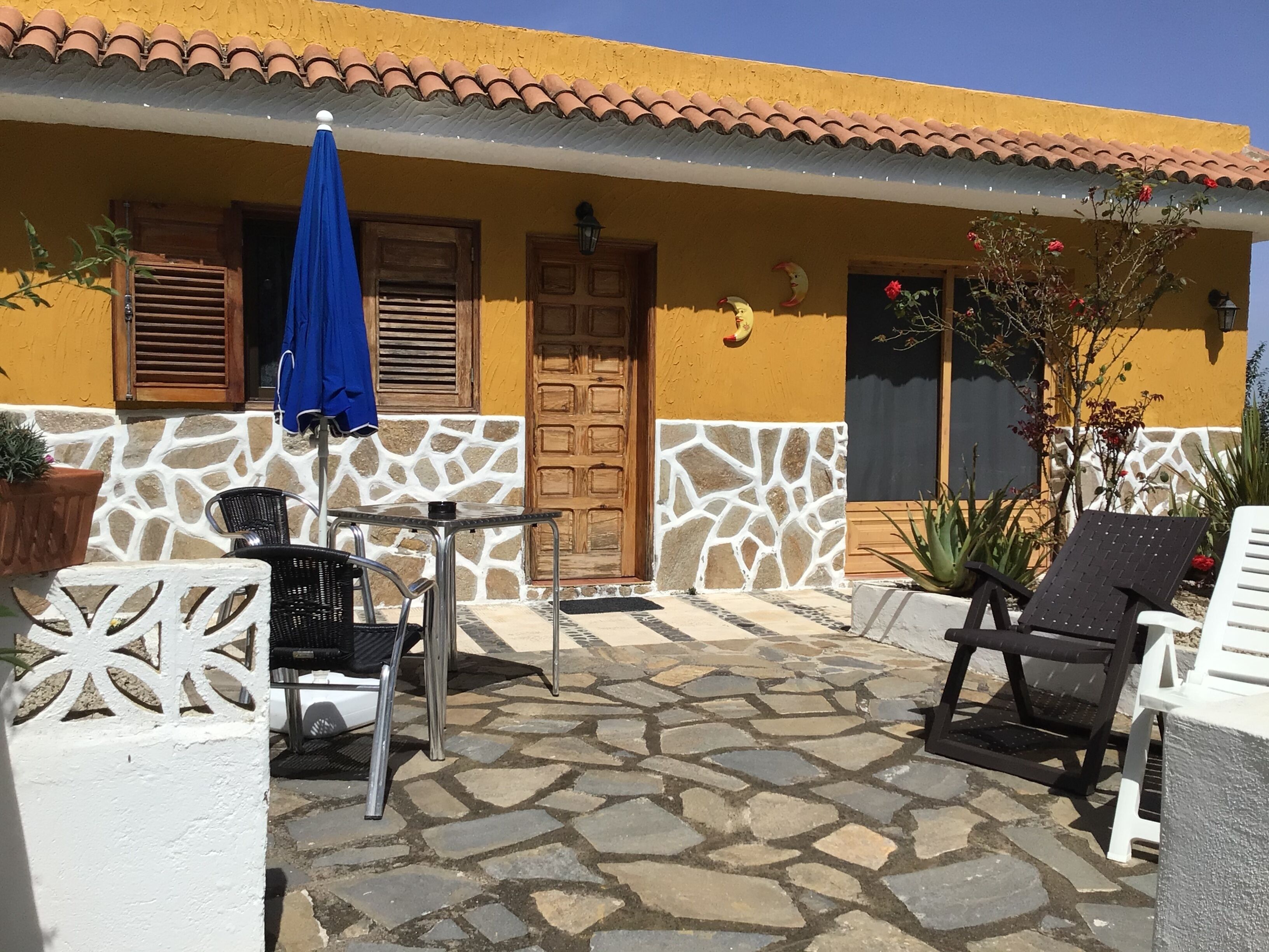 Casa vacacional en un lugar rodeado de pinar, perfecto para descansar y senderi.