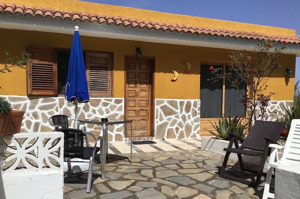 Casa vacacional en un lugar rodeado de pinar, perfecto para descansar y senderi.