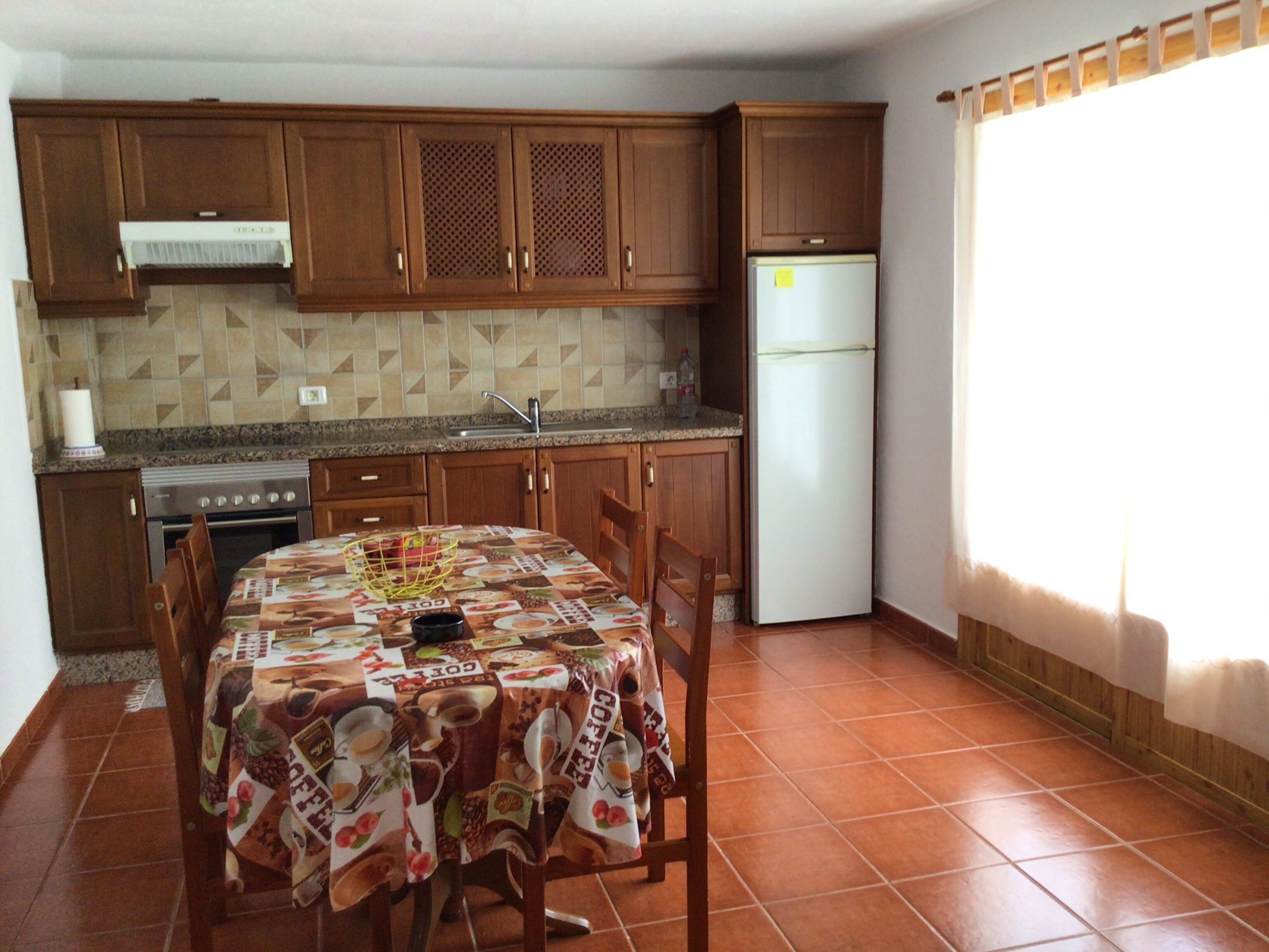 Casa vacacional en un lugar rodeado de pinar, perfecto para descansar y senderi.