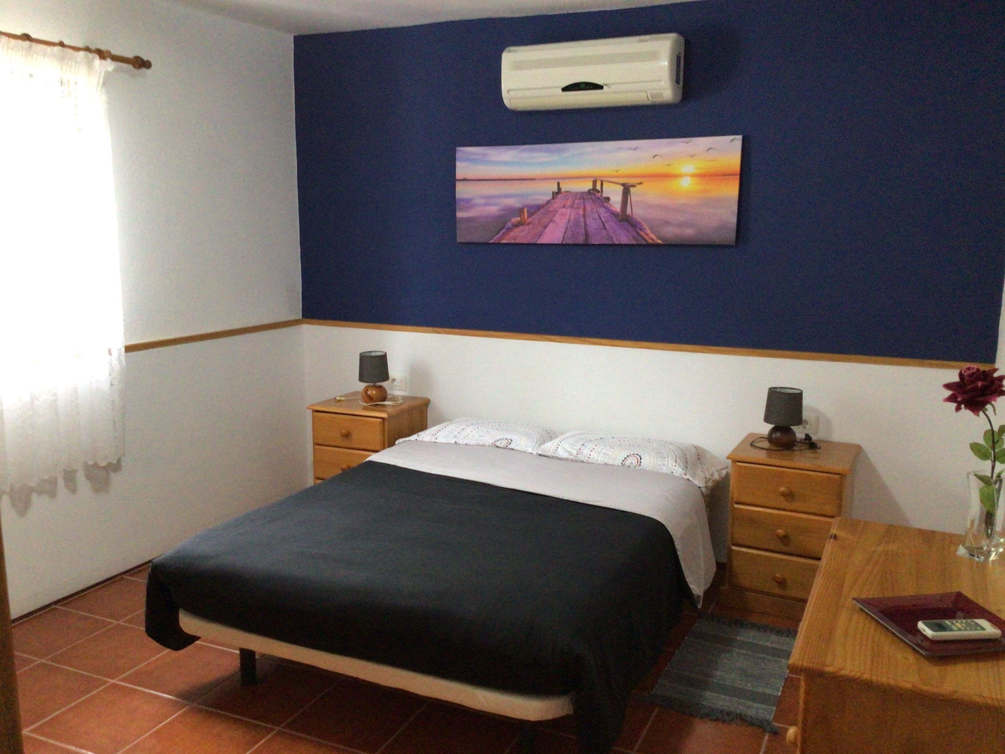 Casa vacacional en un lugar rodeado de pinar, perfecto para descansar y senderi.