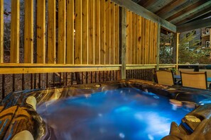 Outdoor spa tub - Gatlinburg Cabin in Smoky Mountains w Theater Hot Tub Arcade games Commu pool (Gatlinburg)