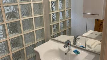 Dusche, Haartrockner, Handtücher