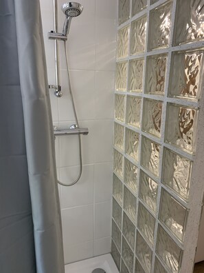 Een douche, een haardroger, handdoeken