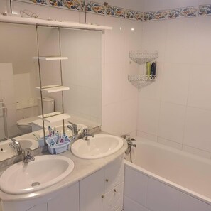 Bañera y secador de pelo