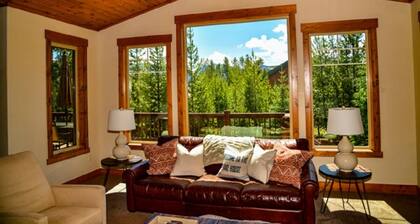 Beautiful ranch home in Grand Lake. Cozy, clean, with great mountain/lake views.