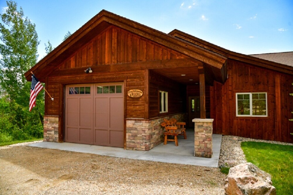 Beautiful ranch home in Grand Lake. Cozy, clean, with great mountain/lake views.