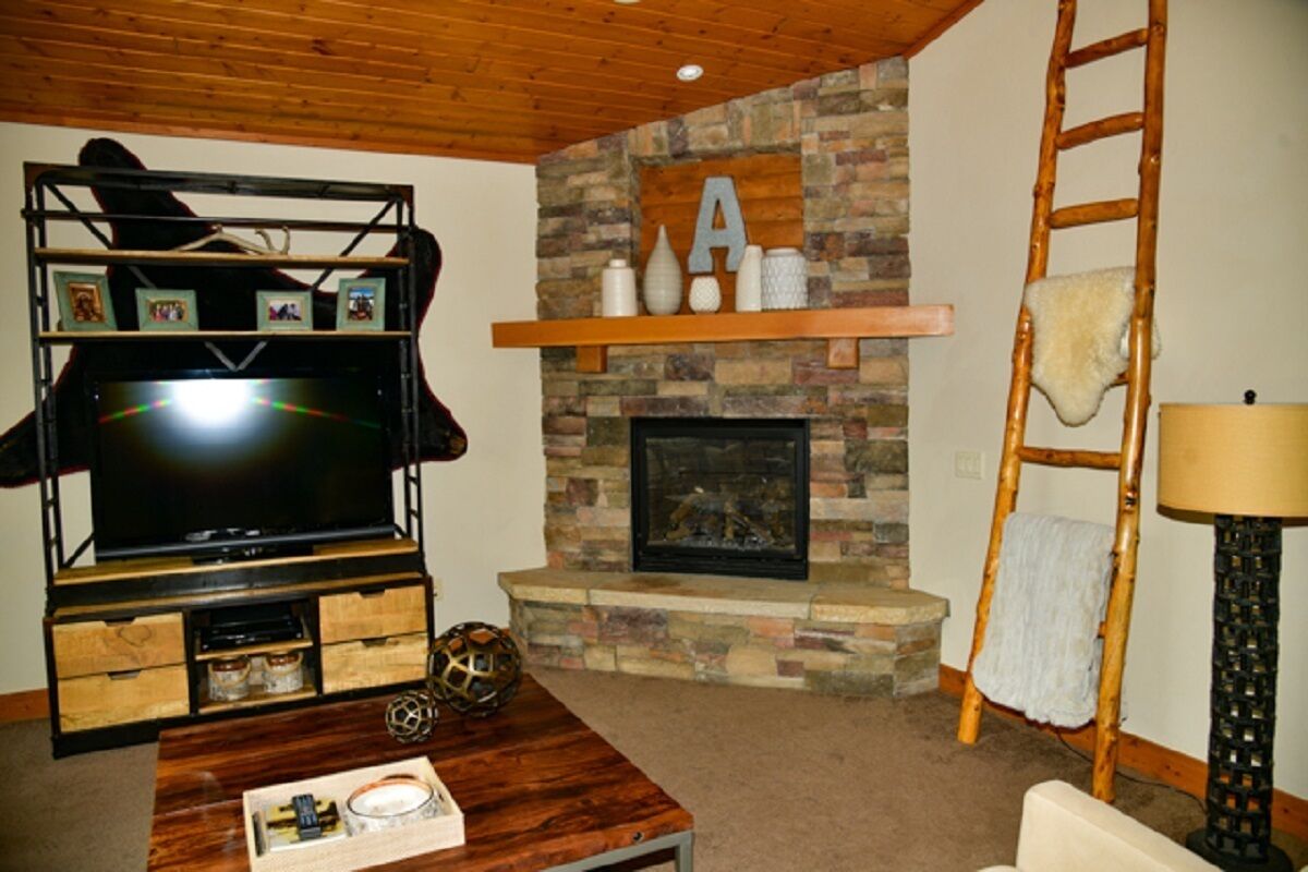 Beautiful ranch home in Grand Lake. Cozy, clean, with great mountain/lake views.