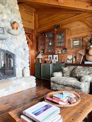 Smart TV, fireplace, ping pong, stereo