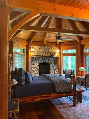 5 bedrooms, desk, travel crib, free WiFi