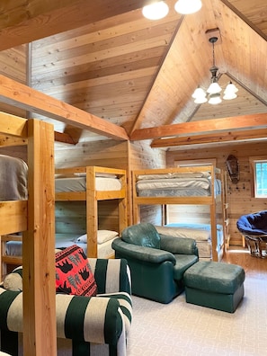 5 bedrooms, desk, travel cot, free WiFi - Stunning 5 BR Lakefront Home with Private Gym & Boat House (Alton)