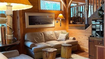 Una Smart TV, una chimenea, una mesa de tenis de mesa