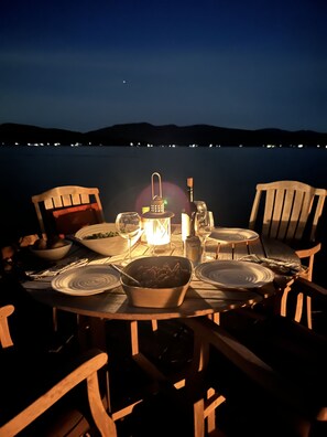 Outdoor dining - Stunning 5 BR Lakefront Home with Private Gym & Boat House (Alton)