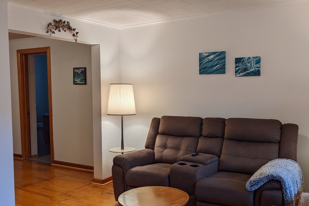 Cheerful home in Historic Calumet 3 Blocks from the snowmobile trail, Sleeps 5