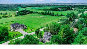 Exterior - Elegant & Cozy English Villa with beautiful fenced backyard (Kettleby)