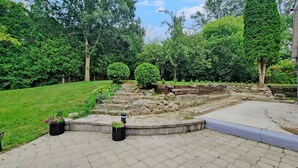 Property grounds - Elegant & Cozy English Villa with beautiful fenced backyard (Kettleby)