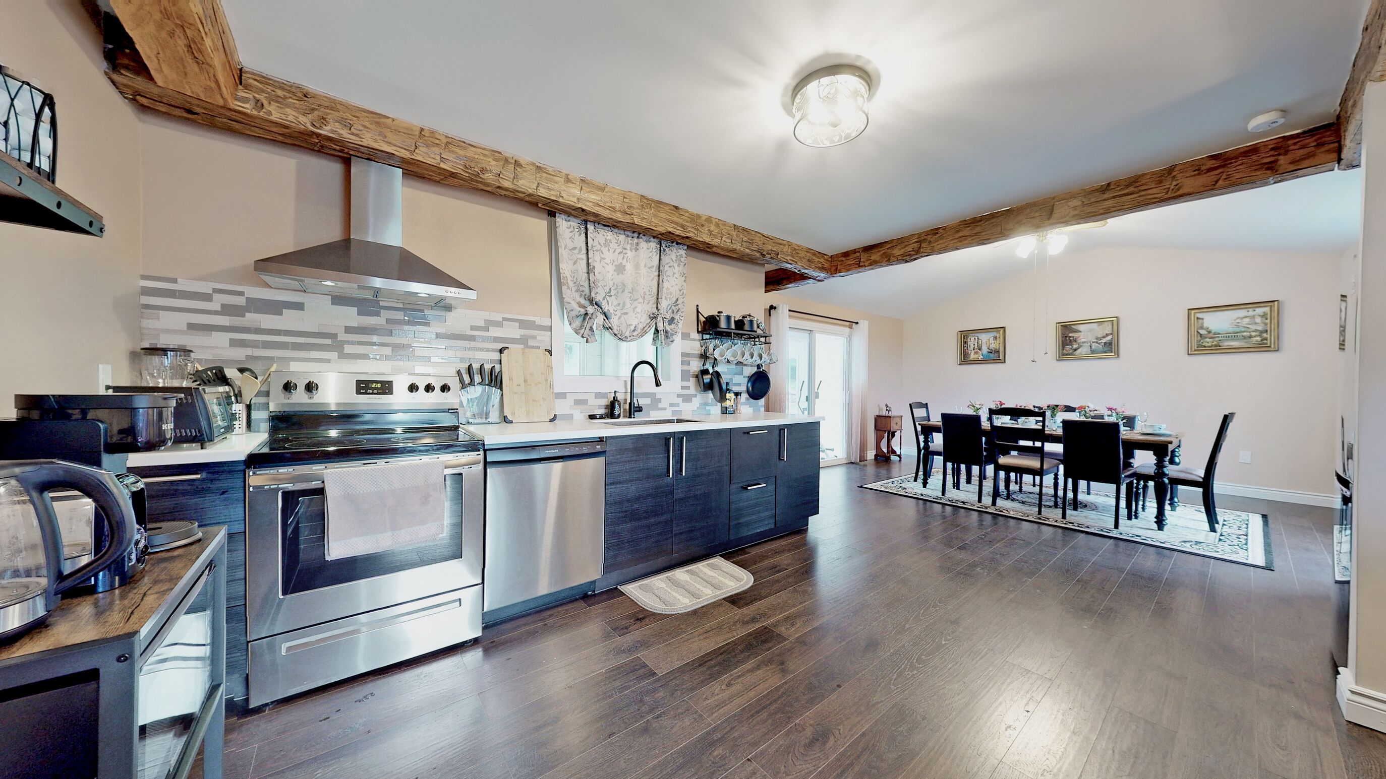 Elegant & Cozy English Villa with beautiful fenced backyard