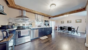 Coffee/tea maker, fridge, microwave, oven - Elegant & Cozy English Villa with beautiful fenced backyard (Kettleby)