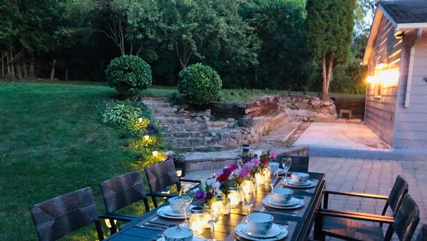 Outdoor dining - Elegant & Cozy English Villa with beautiful fenced backyard (Kettleby)