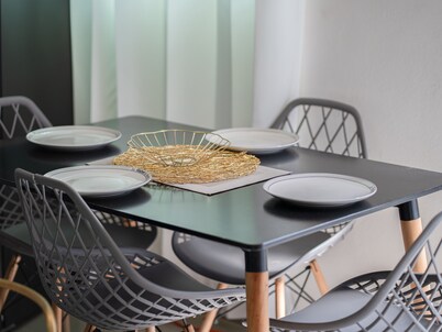 1 Bed • A/C • WiFi • Free Parking"
