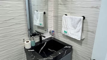 Duschwanne, Handtücher, Seife, Toilettenpapier