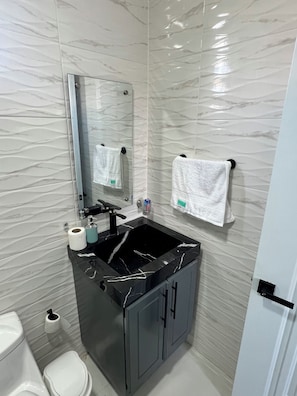 Duschwanne, Handtücher, Seife, Toilettenpapier