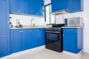 Een koelkast, een microgolfoven, een oven, een kookplaat