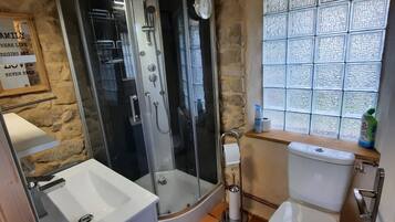 Een douche, een haardroger, handdoeken, zeep