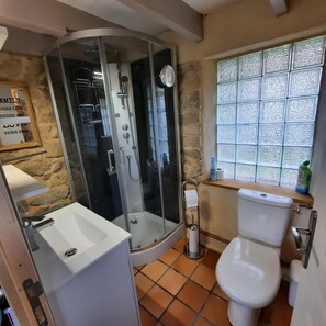 Douche, sèche-cheveux, serviettes fournies, savon