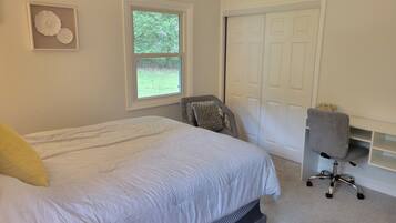 3 bedrooms, desk, iron/ironing board, free WiFi