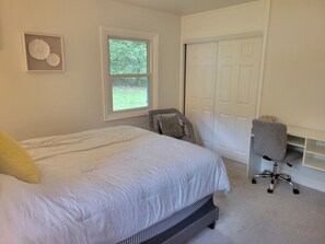 3 bedrooms, desk, iron/ironing board, free WiFi - Bright, Modern Park Forest Home, 2.5m to Penn State! Breakfast included.  (State College)