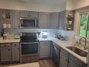 Een koelkast, een microgolfoven, een oven, een kookplaat