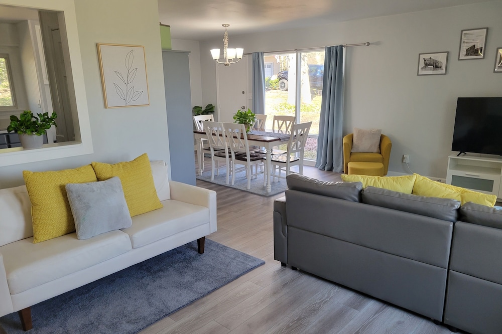 Bright, Modern Park Forest Home, 2.5m to Penn State! Breakfast included.
